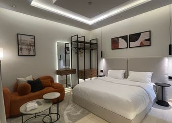 استوديو حديث بأريكة ودخول ذاتي