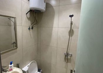 استديو بأثاث مريح وبسيط 