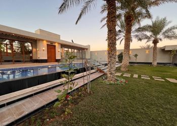 شاليه بمسطح اخضر و مسبح