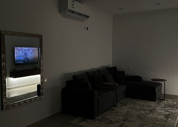 شقة بغرفة معيشة وغرفتين نوم 