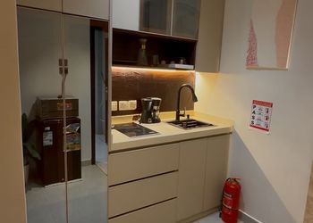 استديو بأثاث مريح وبسيط 