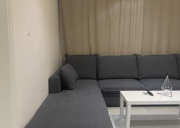 غرفة بأثاث مريح وبسيط 