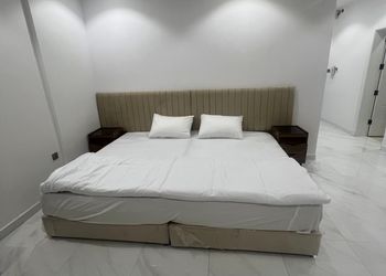 استديو بسرير ماستر  وبأثاث بسيط 