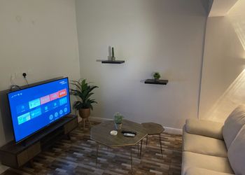 استديو بأثاث مريح وبسيط 