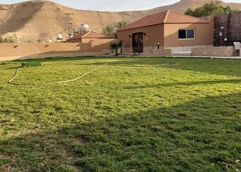 مزرعة بمسطح اخضر و مسبح