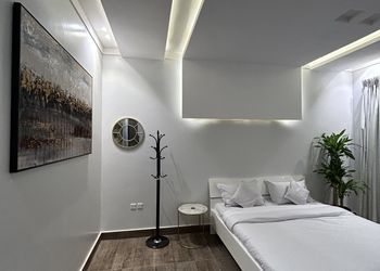 شاليه بتصميم انيق ومسبح خارجي