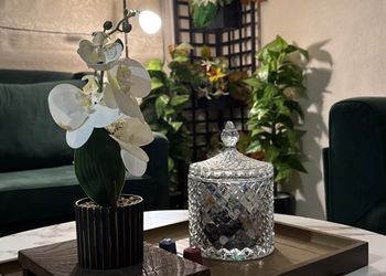 استراحة بجلسة خارجية و اسطبل خيل 