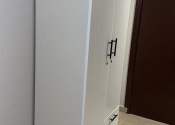 استديو بأثاث مريح وبسيط 
