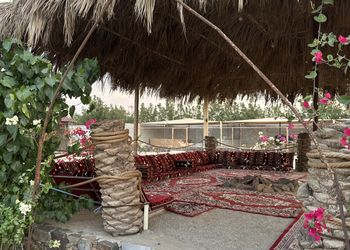 مزرعة بمسطحات خضراء وجلسة خارجية