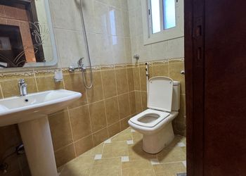 فيلا بمسبح خارجي وغرف نوم