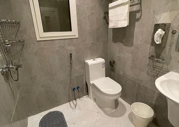 شقة بغرفة معيشة وغرفتين نوم 