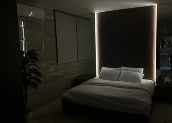 استديو بأثاث مريح وبسيط 