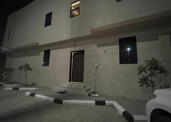 شقة بغرفة معيشة وغرفة نوم 