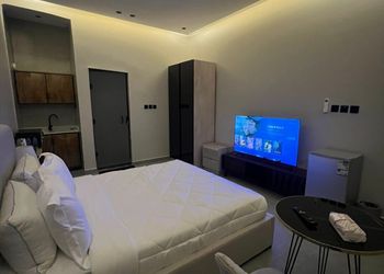 استديو بأثاث مريح وبسيط 