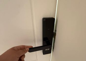 استديو بأثاث مريح وبسيط 