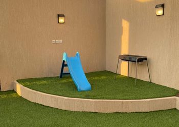 كوخ بمجلس مطل على المسبح 