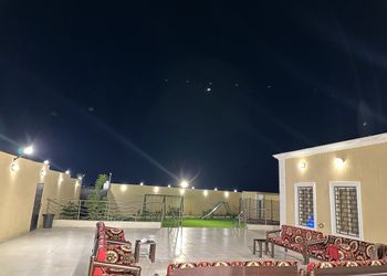 استراحة بمجلس وفناء خارجي 