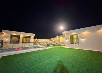 شاليه بمسطح اخضر ومجلس