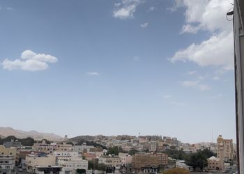 شقة بصالة جلوس وغرفتين نوم 