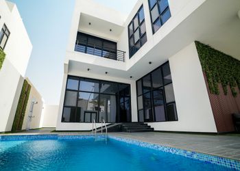 شاليه بمجلس أنيق وغرف نوم 