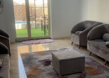 شاليه بجلسة خارجية ومسطح اخضر