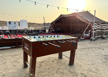 مخيم أنيق بملعب طائرة وحفرة مندي