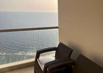 شقة بصالة مطلة  على البحر 