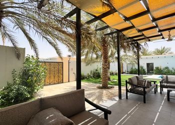 شاليه بمسطح اخضر وجلسة خارجية 