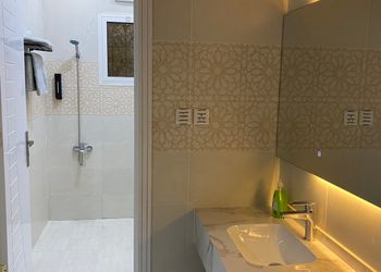 استديو بأثاث مريح وبسيط 