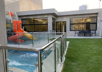 شاليه بمجلس مطل على المسبح 