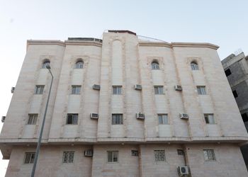 شقة بصالة أنيقة ودخول ذاتي