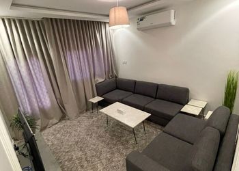 شقة بصالة وثلاث غرف نوم 