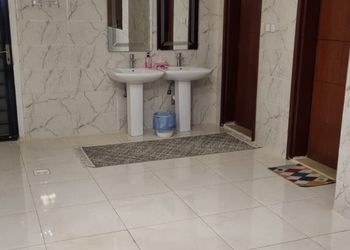 شالية بجلسة مطلة على مسبح 