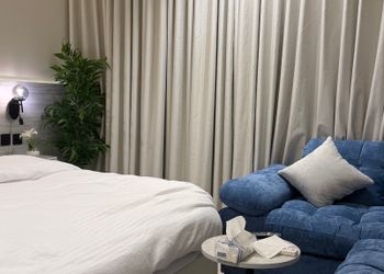 استديو هادئ بسرير ماستر
