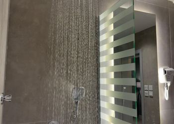 استديو بأثاث مريح وبسيط 