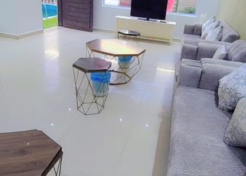 شاليه مع بلكونة ومسبح خارجي 