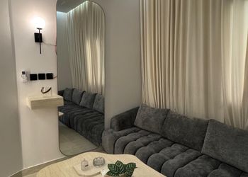 استديو بأثاث مريح وبسيط 