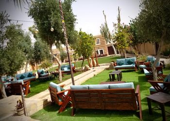 مزرعه بجلسات خارجيه بين الاشجار