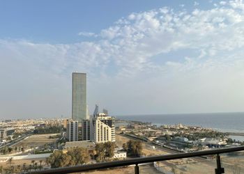 شقة بصالة انيقة وثلاث غرف نوم