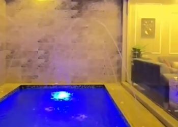 شاليه بمسطح اخضر ومسبح 