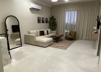 شقة بصالة أنيقة وغرفتين نوم 