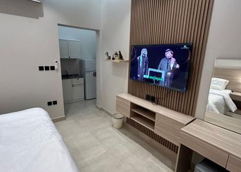 استديو بأثاث مريح وبسيط
