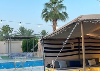 شاليه بجلسة تطل على مسبح خارجي 