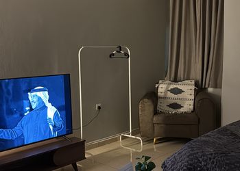 استديو بسرير ماستر وجلسة مريحة 