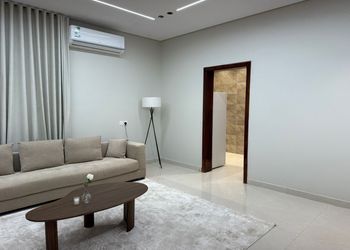 شقة بغرفة نوم وصالة مريحة 