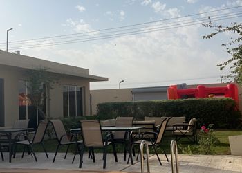 استراحة بمسطح اخضر وجلسة