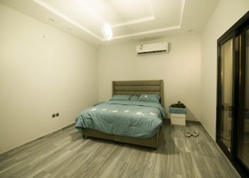 شاليه بمسبح ومسطحات خضراء
