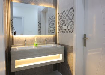 استديو بأثاث مريح وبسيط 