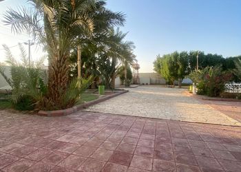 استراحة بمسطح اخضر وجلسه خارجيه