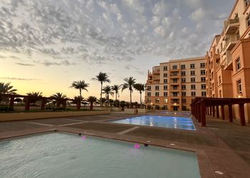 شقة بصالة وثلاث غرف نوم 